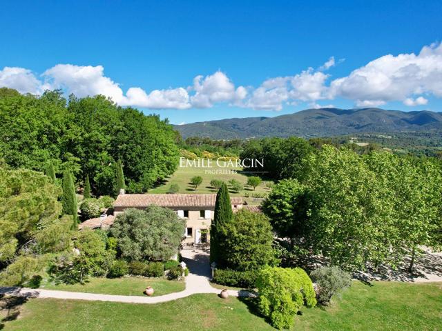 A vendre Mas du XVIIIe de caractère avec parc, piscine, te. 360m² Cadenet