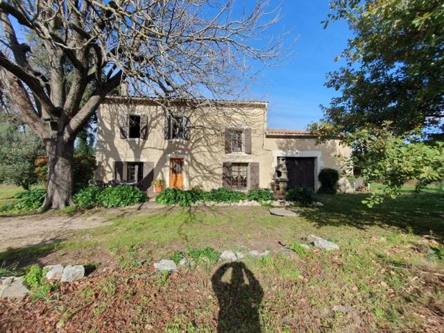 À VENDRE Mas provençal avec dépendances, piscine et 1,8 ha de