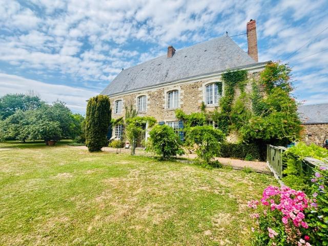 À VENDRE MAYENNE – Manoir d’exception du XIIIe siècle sur 3 hectares – Gîte ou demeure familiale de charme