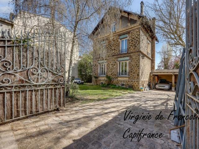 A vendre Meulière Centre Ville 7 pièces Parcelle de 500 m² garages Sous sol 11 mn à pied RER E 6mn en voiture RER A