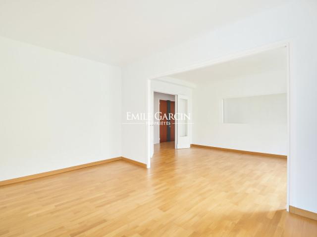 A vendre Neuilly sur Seine Proche métro Pont de Neuilly Appartement avec balcon et fort potentiel