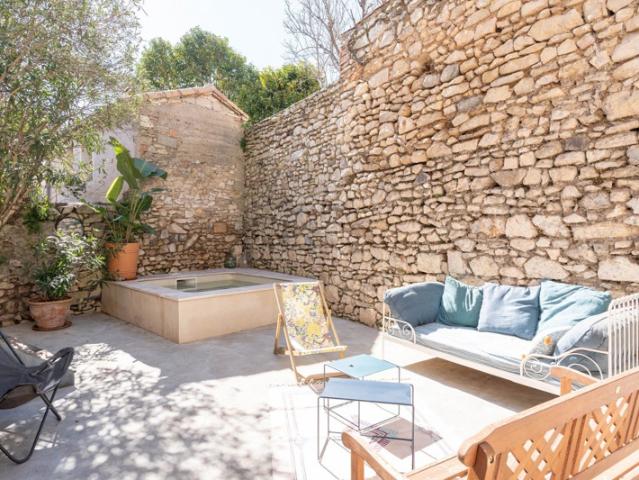 À vendre NÎMES – Maison de caractère avec extérieur, gara