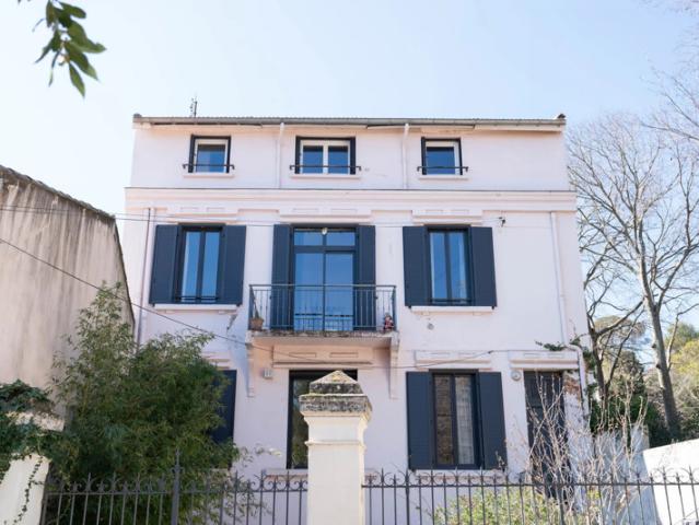 À vendre NÎMES – Maison de caractère avec extérieur, gara
