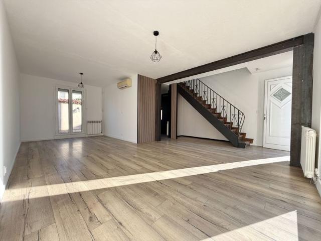À vendre par Manon POUS Dr House Immo Maison 3 faces d'environ 117,5 m² habitables, 4 chambres, jardin piscinable et stationnements Secteur calme de Saint Estève