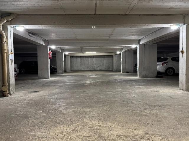 A VENDRE PARKING COUVERT 75015 RUE ROBERT LINDET