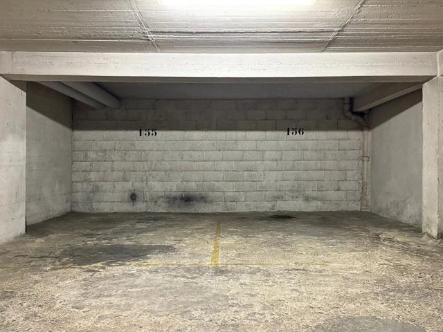 A VENDRE PARKING COUVERT 75015 RUE ROBERT LINDET