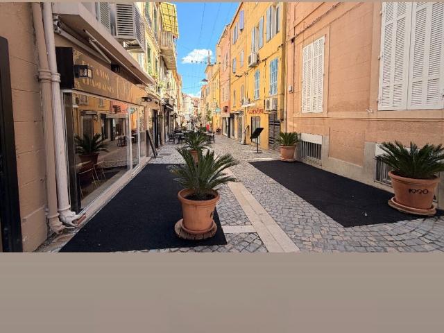A VENDRE PAS DE PORTE LOCAL 18,29 M2 ENTIEREMENT EQUIPE AVEC EXTRACTION IDEALEMENT SITUE RUE DE LA REPUBLIQUE A PROXIMITE DU PORT A BANDOL