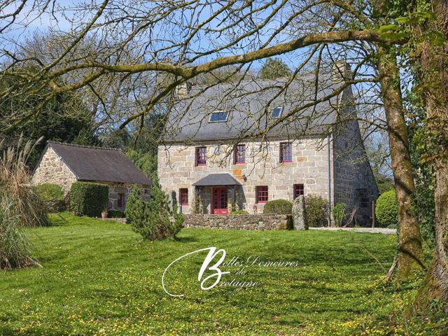 A vendre petit manoir Breton du 18ème au coeur d'un parc Côt. 176m² Plounévez Quintin
