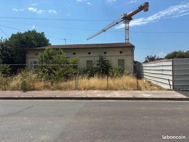 À vendre plateau à aménager dans un immeuble en pierre à parempuyre centre