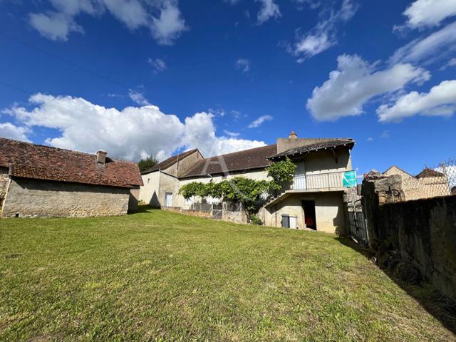 A vendre, proche de Saint Gengoux le National Ancienne ferme a rénover avec nombreuses dépendances et terrain constructible