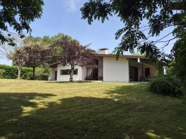 À vendre, proche de Trie sur Baïse Hautes Pyrénées: Villa 5 chambres avec sous sol, garage et piscine, nichée au cœur d'un jardin paysager de 8 531m² – emplacement calme à quelques pas du centre ville