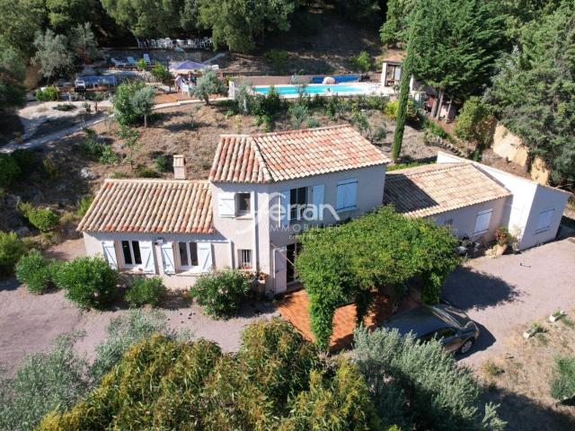 A vendre Proche du village de Callas maison de 200 m² avec v