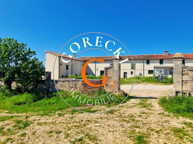 A vendre proche Uzès, ancienne propriété viticole en pierre. 142m² Uzès