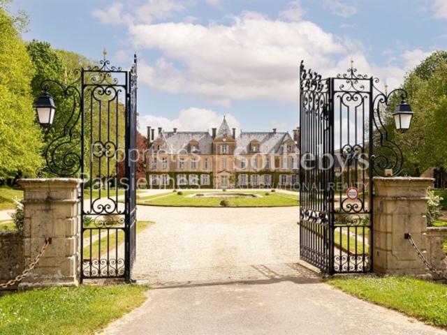 A VENDRE Propriété avec Château et Dépendances à 30mn de POITIERS TGV