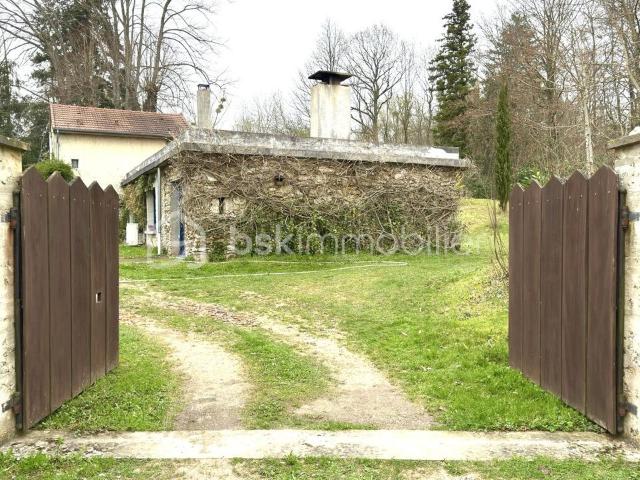 À Vendre: Propriété Bucolique avec Fort Potentiel Locatif et de Loisirs