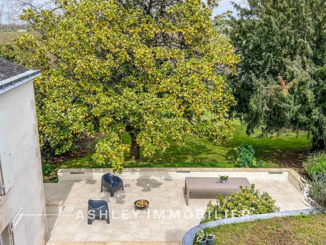 À VENDRE PROPRIÉTÉ D'EXCEPTION AVEC JARDIN 2 HA À 30 MINUTES DE LA ROCHELLE