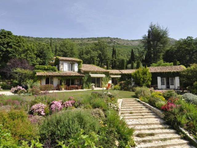 À Vendre Propriété d'Exception avec Villa principale, Maison d'invité et Dépendance