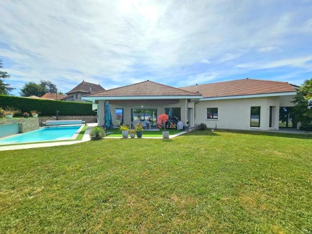 A vendre propriété de plein pied avec 5 chambres d'environ 2