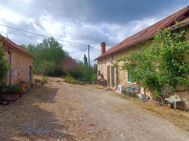 A vendre propriété en pierre avec terrain et dépendance à Cu. 156m² Cubjac Auvézère Val d'Ans