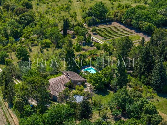 A Vendre Propriété En Pierre Avec Vue Dépendances Et Espace. 140m² Gordes