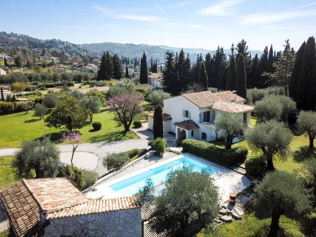 À vendre près de Chateauneuf Grasse Villa 4/5 chambres ave. 240m² Châteauneuf Grasse