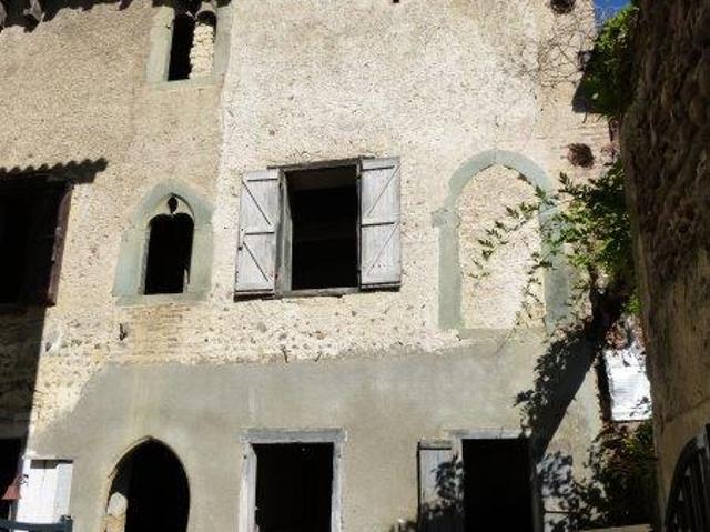 À vendre, prix en baisse! Trie sur Baise Hautes Pyrénées Maison de ville historique à rénover. A quelques pas des commerces et services