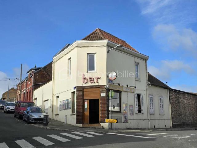 A vendre, quartier Saint Acheul, ancien café ou résidence principale à rénover avec jardinet et garage