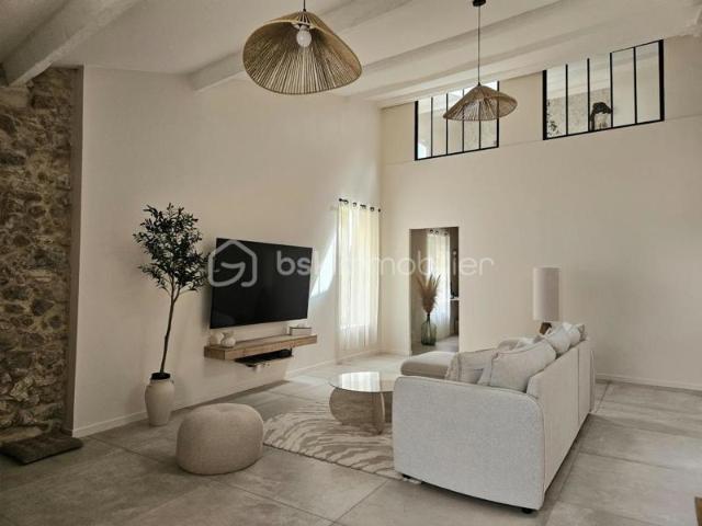 A vendre RARE ! Magnifique maison de caractère rénovée avec dépendance, patio, terrasses, grand garage et cave 208 m2 habitables Pinet Hérault