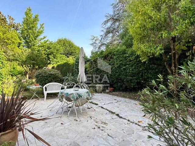 A vendre, rare à Perigueux ! Maison bourgeoise de charme avec jardin paysagé et volume généreux