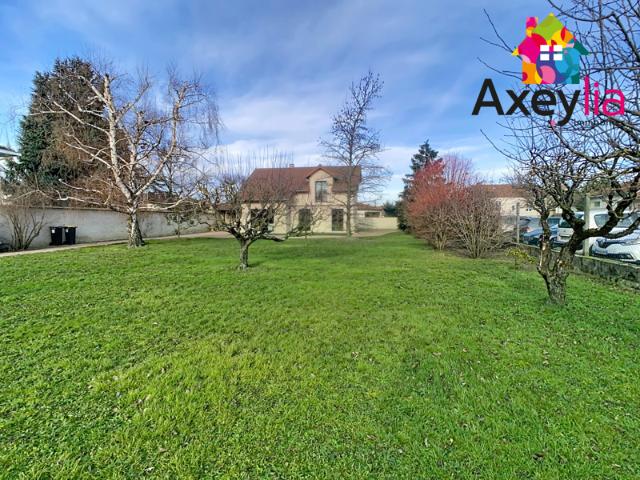 A VENDRE RIORGES MAISON DE CARACTÈRE AVEC EXTENSION SUR T
