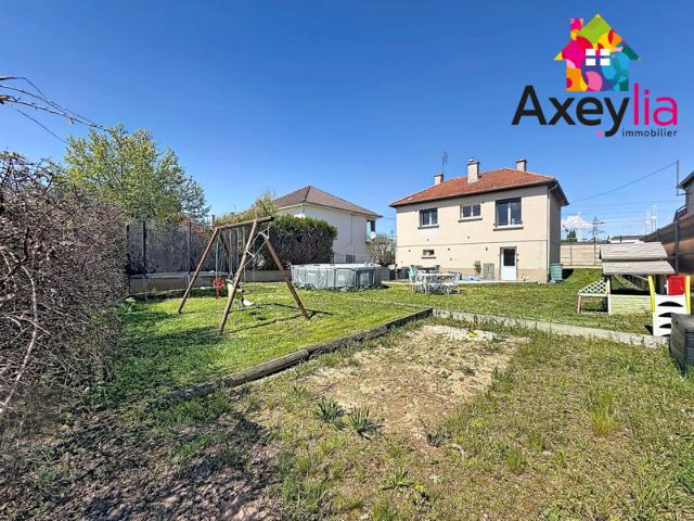 A VENDRE RIORGES MAISON RÉNOVÉE AVEC TROIS CHAMBRES, GAR