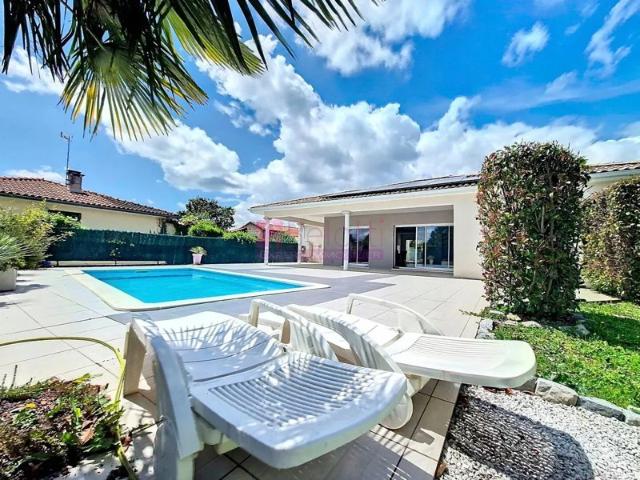 A VENDRE Roquettes Maison contemporaine de plain pied avec piscine et double garage. au calme