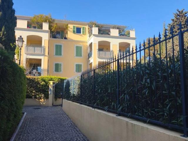 À VENDRE – SANARY SUR MER – au coeur du village dans résidence confidentielle – T3/4 avec parking