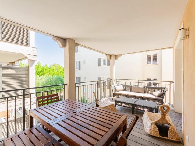 À vendre – Saint Tropez centre: élégant 3 pièces avec terrasse, parking et cave