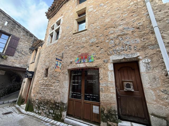 A VENDRE SAINT GUIHLEM LE DESERT MAISON DE VILLAGE TYPE 2 PIECES AVEC COUR ET COMMERCES