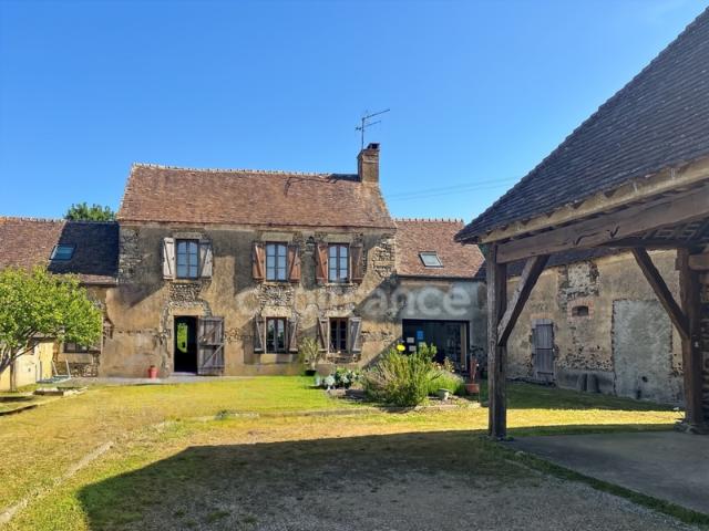 A vendre SAINT JEAN D’ASSÉ Maison de caractère avec dépendances sur 2,5 hectares