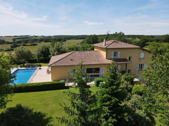 A vendre, secteur Bassoues, Gers: Superbe propriété avec chauffage géothermique, gîte, piscine chauffée avec terrasse et près de 1ha de jardin privé avec vue sur la campagne et les Pyrénées