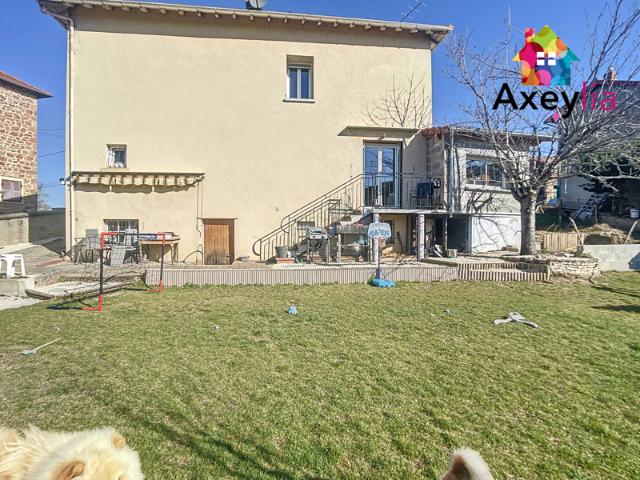 A VENDRE SECTEUR CHARLIEU MAISON RÉNOVÉE AVEC DÉPENDANCE