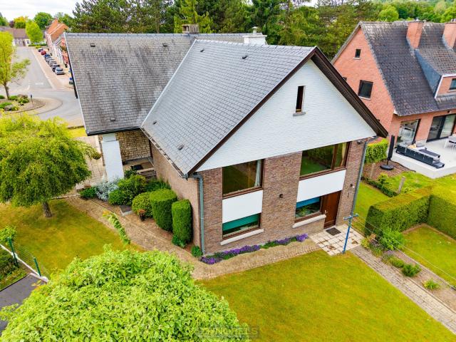 À vendre, spacieuse maison 4 façadesavec sous sol complet et jardin à Renaix