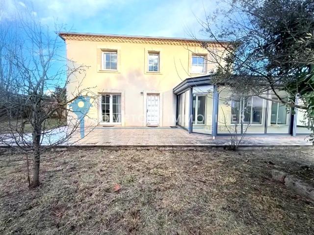 A vendre spacieuse villa de 220 M2 sur 1600 m2 de terrain 5 chambres Piscine Véranda