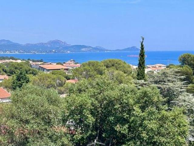 À VENDRE: SPACIEUX 2 PIÈCES DE 67 m² AU DERNIER ÉTAGE AVEC VUE MER: SAINT AYGULF 83370