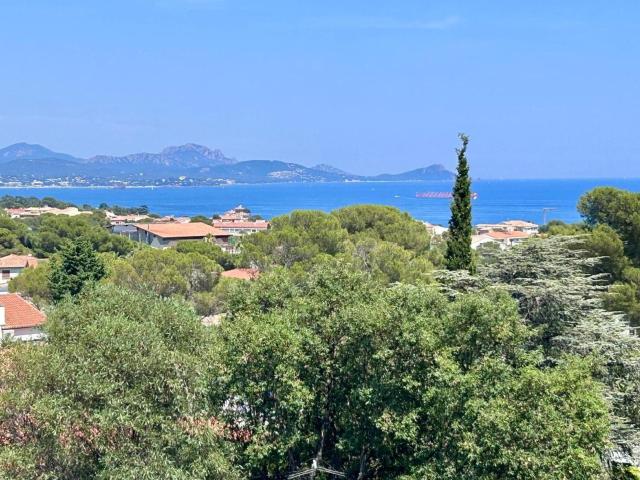 À VENDRE: SPACIEUX 2 PIÈCES DE 67 m² AU DERNIER ÉTAGE AVEC VUE MER: SAINT AYGULF 83370