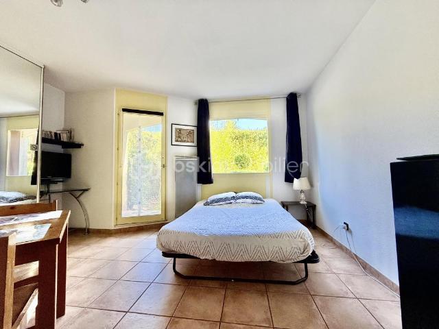 À VENDRE STUDIO 18 M² AVEC TERRASSE GREOUX LES BAINS PRIX 67 500€