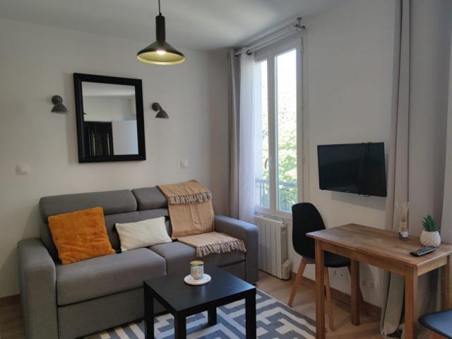 A VENDRE STUDIO 2ème étage 15,5 m² refait à neuf et meublé