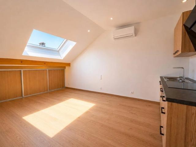A vendre studio climatisé centre ville BELLEY