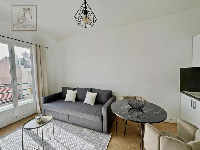 A VENDRE STUDIO AVEC BALCON CARRE D OR