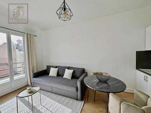 A Vendre Studio Avec Balcon Carre D Or 20m² Nice