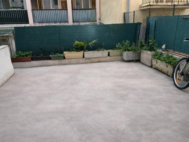 À VENDRE – Studio avec grande terrasse à rénover – Un véritable havre de paix en plein cœur de la ville