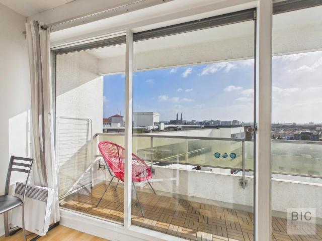 A vendre studio vide avec balcon orienté Sud Est