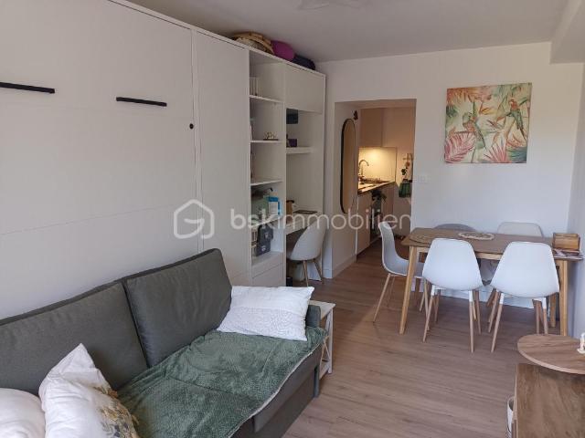 À VENDRE – Studio rénové & meublé – cadre exceptionnel
